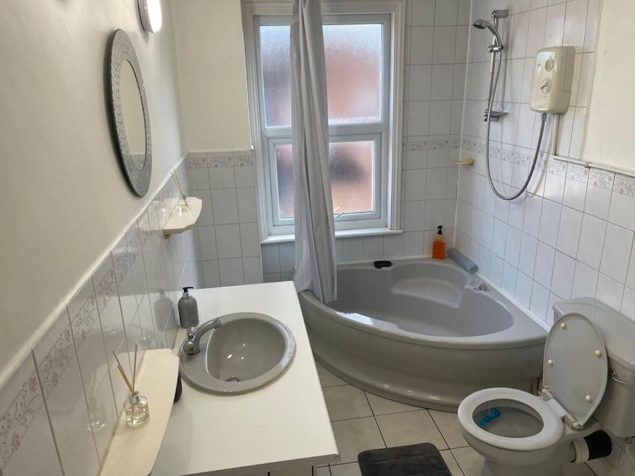 לייסטר 3 Bedrooms Comfortable Home With Jacuzzi Hot Tub Sleeps 10 מראה חיצוני תמונה