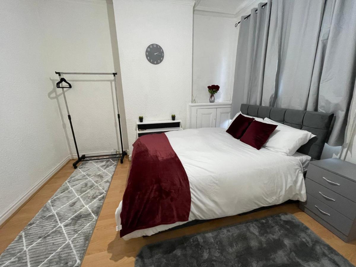 לייסטר 3 Bedrooms Comfortable Home With Jacuzzi Hot Tub Sleeps 10 מראה חיצוני תמונה